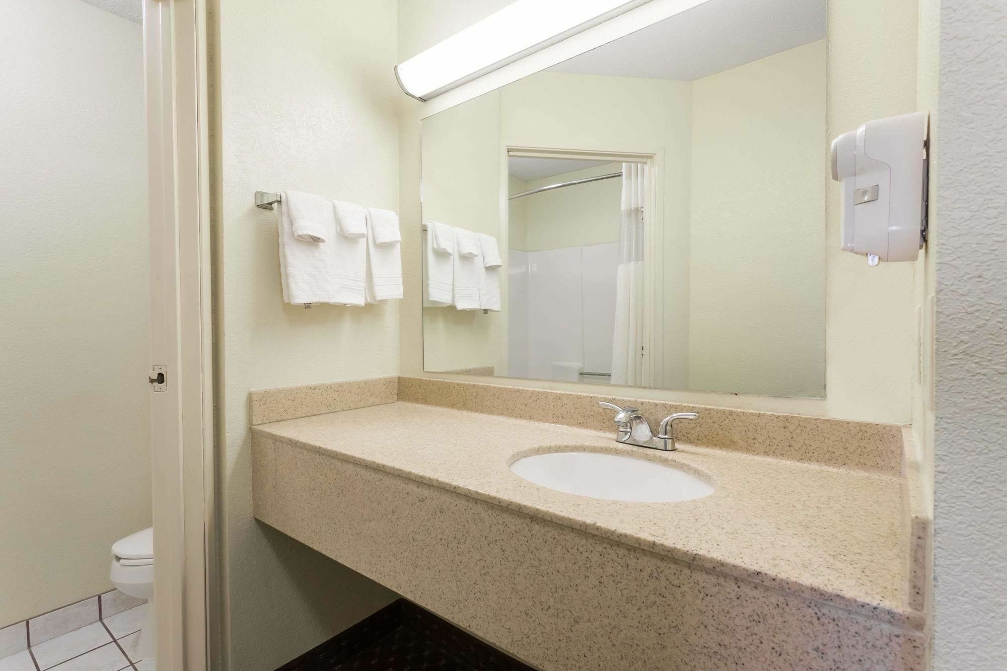 Days Inn & Suites By Wyndham Bloomington/Normal Il Kültér fotó